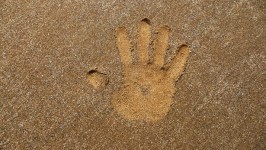 Handafdruk in het zand