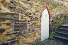 Dveře a kamenné zdivo