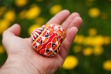 Uova di Pasqua in mano