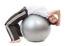 Utöva på ett gym boll