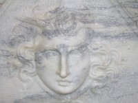 Gesichts-Relief aus Marmor
