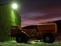 夕暮れの燃料トラック