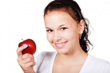 Dívka se červené jablko