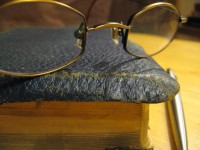Brillen auf Altes Buch
