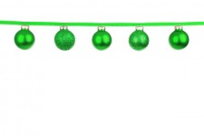 Groene kerstballen aan een lint