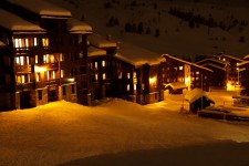Hotell på natten på vintern