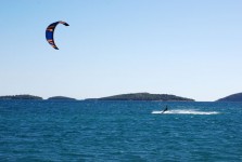 Kite surfer op Adriatische Zee