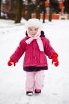 Mała dziewczynka w zimowym