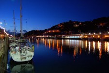 Looe puerto por la noche