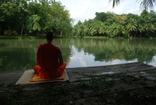 Meditáció a tó partján