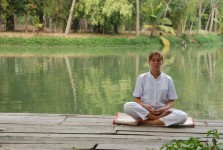 La meditazione in riva al lago