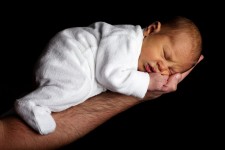 Pasgeboren baby op een arm