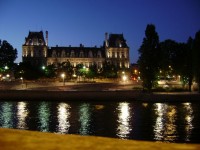 夜はセーヌ川で、パリ