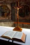 Bible ouverte et crucifix