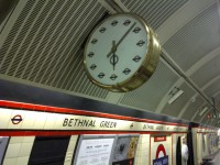 Reloj adornado en el metro