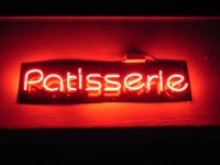 Patisserie in Neon