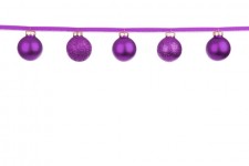 Adornos de color púrpura en una cinta