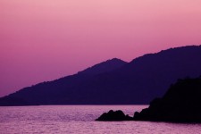 Puesta del sol de montaña púrpura