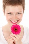 Femme souriante avec une fleur