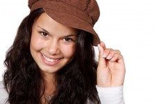 Glimlachende vrouw met hoed