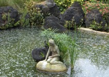 Statue im Teich