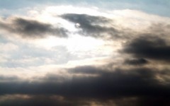 雲の切れ間から日のビックリ