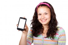 Adolescente con celular