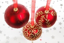 Drie rode kerstballen