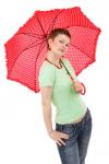 Femeie şi umbrelă roşie