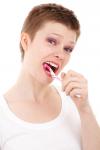 Kvinnan borstar tänderna