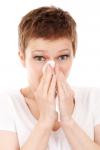 Frau mit einer Erkältung oder Allergie