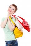 Femme avec des sacs colorés