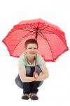 Femme avec parapluie rouge