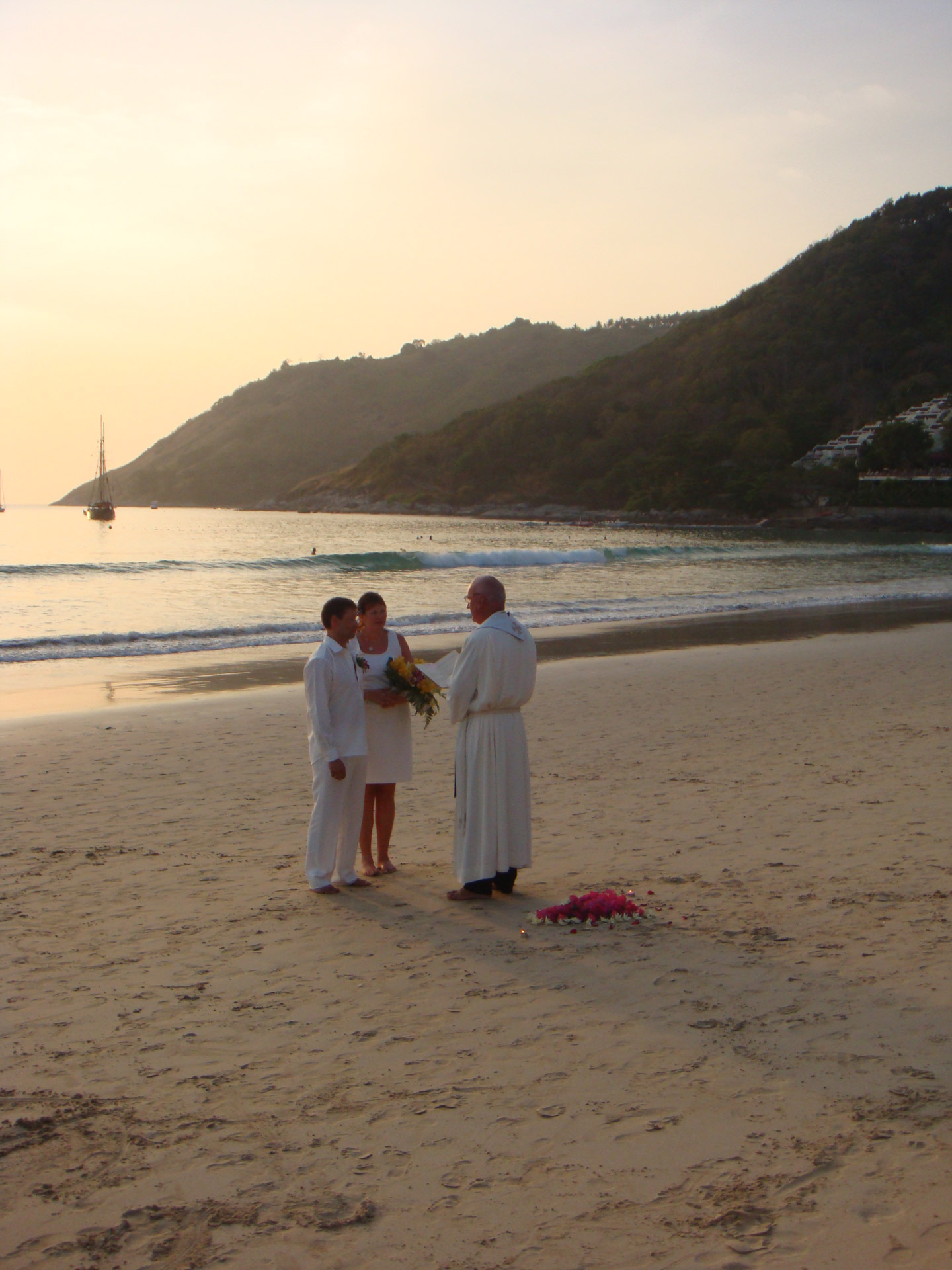 https://www.publicdomainpictures.net/pictures/20000/velka/beach-wedding.jpg