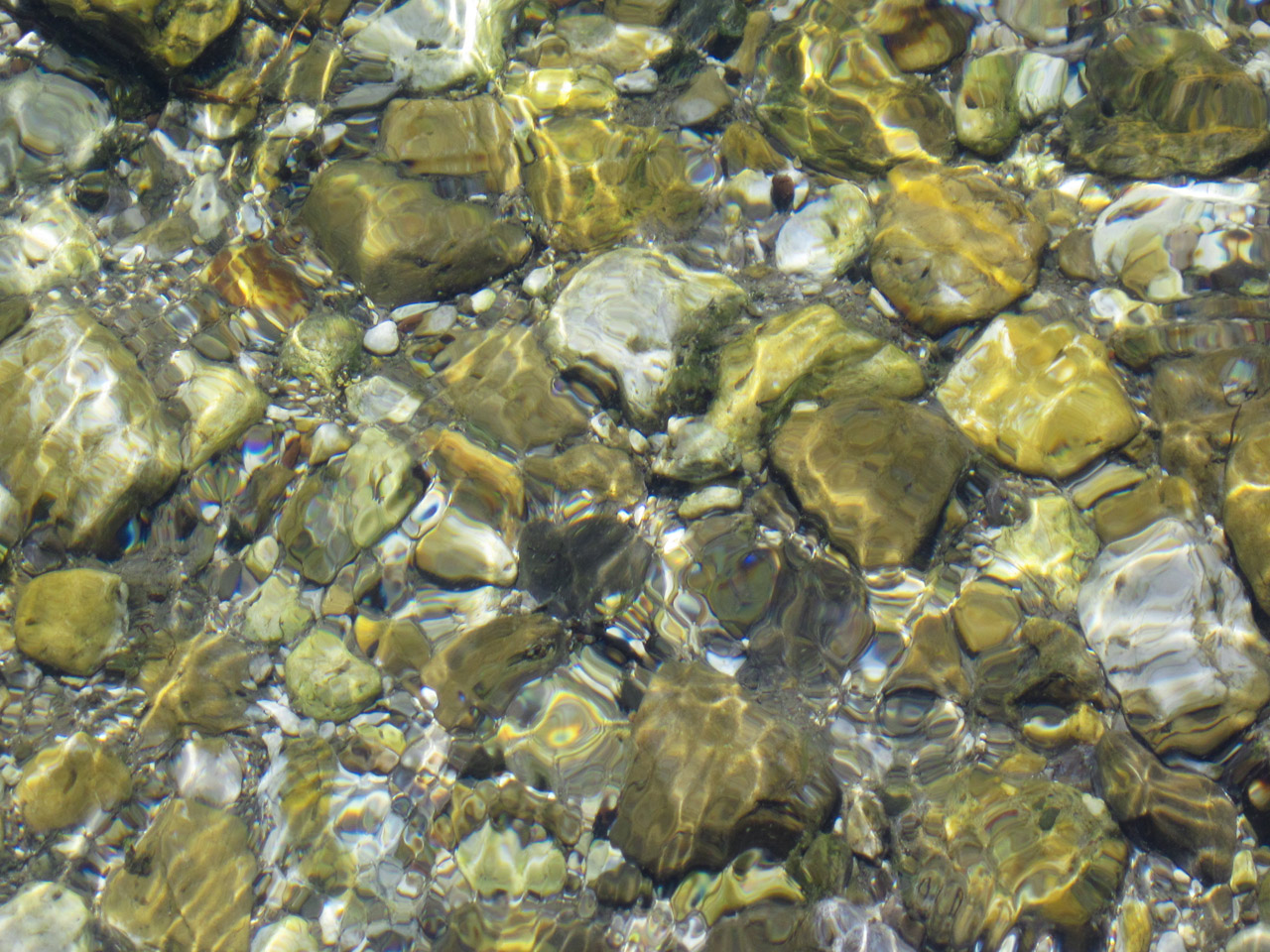 Piedras bajo el agua