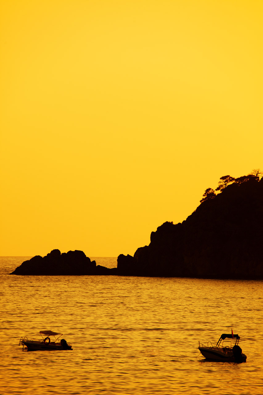 黄色的夕阳与船只
