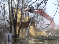 廃墟の家の解体