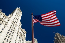 Bandiera americana e gli edifici della c