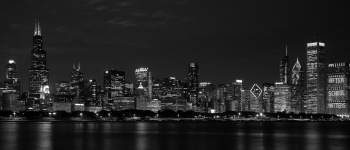 De horizon van Chicago bij nacht