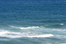 Sanfte Wellen auf dem Meer zu brechen