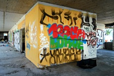Graffiti dans le bâtiment abandonné