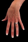 Sólo la mano con el anillo de casado