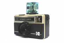 Kodak Instamatic kamera med blixt