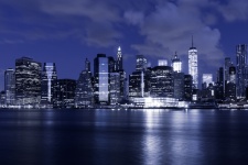 De horizon van New York bij nacht