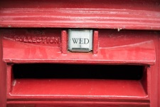 Красный почтовый ящик
