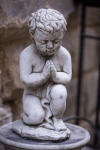 Статуя молящегося Boy
