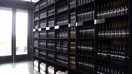Muro di bottiglie di vino