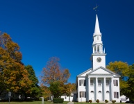 église en bois à l'automne