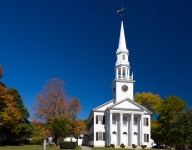 Dřevěný kostel na podzim