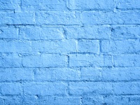 Modrá malované cihlové zdi